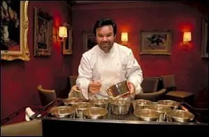 Depuis 47 ans, il obtient 3* au Guide Michelin, la clbre maison qui porte son nom est situe  Roanne, quel est son nom ?