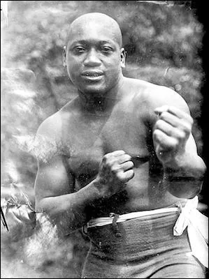 Pour la premire fois dans l'Histoire, un boxeur noir est sacr champion du monde des poids lourds. Cela se droulait le 26 dcembre  Sydney, en Australie. Comment se nomme le nouveau roi du ring ?