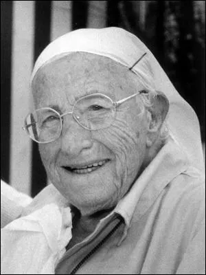 Naissance le 16 novembre de Sur Emmanuelle, ne Madeleine Cinquin  Bruxelles. Quel surnom ne lui a pas t attribu ?