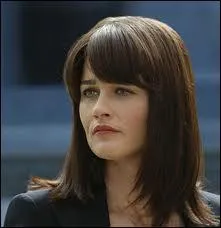 Elle est bien mignonne la fliquette brunette Teresa Lisbon, mais elle a les traits tristes, yeux et sourire tombants. Elle officie dans quelle srie ?
