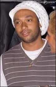 On a beau tre clbre, on n'est peut-tre pas heureux pour autant, ou alors on flotte un peu peut-tre. Sous son fameux bret, qui a ce regard triste ?