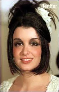 On ne sait pas si le maquillage, l'effet des spotlights qui surchauffent, ou si c'est avant un peu d'ajot esthtique pour donner un coup de peps  ce regard triste, mais qui est cette clbrit  ses dbuts ?