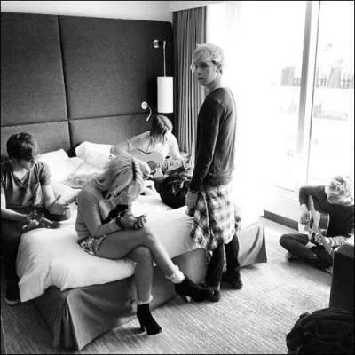 Son groupe l'appelle parfois...