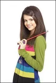 Quel est le prnom (et le nom) de l'actrice qui joue Alex Russo dans Les sorciers de Waverly Place ?