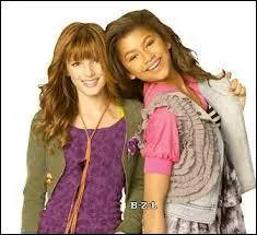 Qui sont les deux filles sur la photo ?