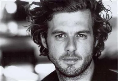 Quelle mati�re enseigne-t-il (voir photo) ?