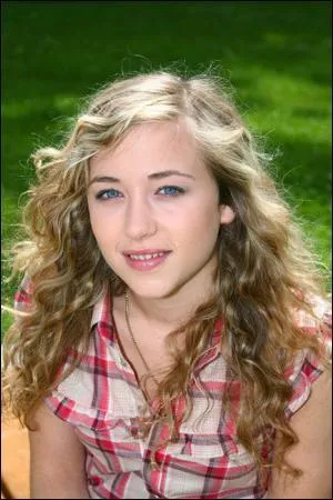 Comment s'appelle la fille blonde ?