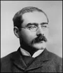 Rudyard Kipling, dont  Le livre de la jungle  fut considr comme un rcit initiatique par les espions du monde entier, travailla occasionnellement pour les services secrets anglais.