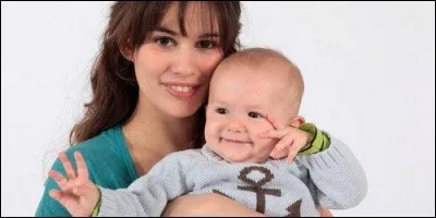 A quel âge Clem a-t-elle eu un enfant dans la série du même nom ?