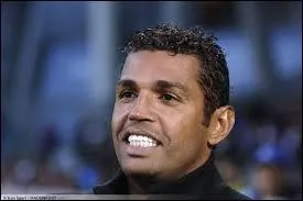 Quel est le nom de ce consultant sportif de Bein sports, ancien joueur de l'Olympique Lyonnais ?