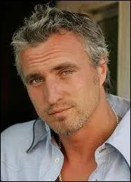 Quel est le nom de ce consultant sportif et commentateur, ancien joueur de football ?