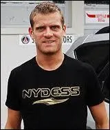 Quel est le nom de ce consultant sportif, ancien footballeur que l'on peut voir sur la chane Infosport ?