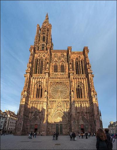 Cathdrale Notre-Dame. Unique clocher surmont d'une flche.  Prodige du gigantisme et du dlicat  selon Victor Hugo !