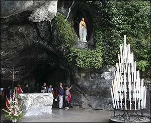 Bernadette Soubirous. 18 apparitions de la Vierge Marie !