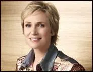 Dans  Glee , Jane Lynch se marie  elle-mme, mais avec quel type de robe ?