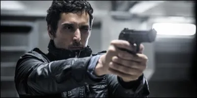 C'est l'histoire de Vincent, agent à la DGSE, et qui est atteint d'une maladie incurable. Il est contacté par un département secret qui lui propose un traitement expérimental en échange de missions spéciales sur le territoire français. Quel est le titre de cette série ?