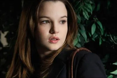 Kay Panabaker, soeur de Danielle Panabaker joue le rle de Daphn Powell dans la srie ...