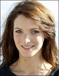 Avec qui Estelle est-elle en couple ?