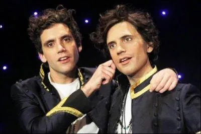 Qu'est-ce que Mika croyait avoir perdu  Londres et qui est en fait sur les anciens habits de sa statue de cire au muse Grvin ?