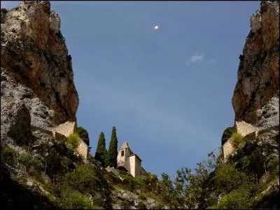 Village rput pour sa faence, je suis situ dans les Alpes-de-Haute-Provence, je suis protg par une toile, qui suis-je ?