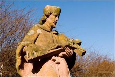 Saint-Quirin, village de Moselle, o au contrebas de l'glise vous verrez une fontaine miraculeuse qui aurait des vertus contre les maladies de peau, possde sur ses hauteurs des vestiges :
