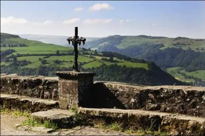 Situ  950 mtres d'altitude au bord d'une falaise de lave, Salers est riche en vieilles demeures vous offre un superbe panorama depuis l'esplanade de Barrouze, quelle rivire passe  Salers ?