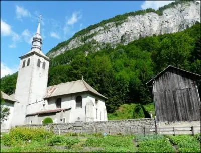 Le joli village de Sixt-Fer--Cheval, o vous admirerez le superbe cirque du mme nom est situ :