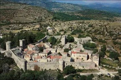 Dans quel dpartement se trouve le pittoresque village de La Couvertoirade situ au coeur du Larzac qui est d aux Templiers et aux Hospitaliers ?