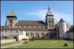 L'abbatiale Sainte-Valrie de Chambon-sur-Voueize compte parmi les difices romans les plus importants de la rgion. O est-elle avec son clocher-porche et sa charpente couverte de bardeaux ?
