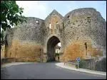 Domme est une bastide tablie entre 1281 et 1285 sur un piton rocheux qui domine la rivire. La maison du batteur de monnaie, la halle du XVIIe sicle cachent une grottes dans le dpartement...