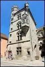 La tour des Echevins est une ancienne maison de ville du XVe sicle, acquise par les bourgeois en 1552 pour devenir l'htel de ville. Ds le XVIIe sicle elle accueille un muse dans une de ses salles. O est-elle ?