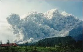 Les nues ardentes dvalent les pentes d'un volcan  plusieurs centaines de kilomtre par heure