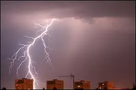 Un orage est associ  un nuage du nom de strato-cumulus.