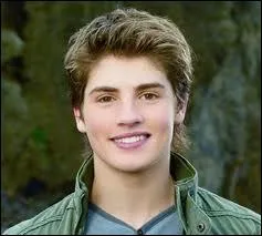 Le petit copain d'Alex, Mason, est :