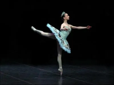 Dans quelle position est la danseuse ?