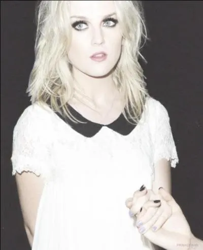 Quel ge semble avoir Perrie, sur cette photo ?