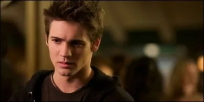 Dans "Vampire Diaries", comment se prénomme le frère d'Elena ?