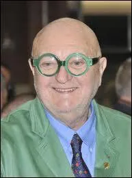 S'il sourit, c'est que la tranche de jambon tait bonne, et qu'il ne va pas la jeter dans le public. Qui est ce porteur de lunettes voyantes et amusantes ?