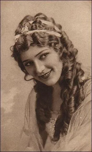 Surnomme  la petite fiance de l'Amrique , cette jeune actrice de 17 ans tourne dans 51 films cette anne - quasiment un film par semaine. Comment s'appelle-t-elle ?