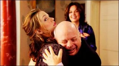 Que dit Cyrus lorsqu'il prend des femmes dans ses bras ?