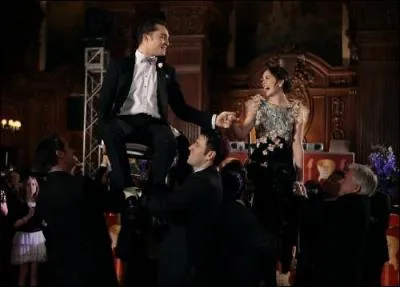 Sur quelle musique Chuck et Blair dansent-ils  la bar-mitsva  laquelle ils se sont invits ?