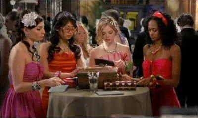 Comment s'appellent les  minions  (servantes) de Blair dans la saison 1 ?