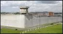 Les surveillants en poste dans les miradors d'une prison franaise sont arms et ont l'autorisation de tirer quand un dtenu est sur le point de franchir le mur d'enceinte.
