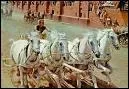 La célèbre scène de course de chars de  Ben Hur , de William Wyler avec Charlton Heston (1959), a nécessité 400000 figurants.