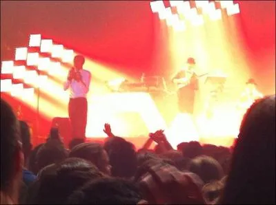 Sur scne, est-il proche du public ?