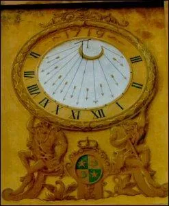 Hautes-Alpes, ville de garnison. Vieille ville fortifie par Vauban, appele  Cit Vauban  ou  Gargouille. Ensoleillement de 300 jours par an avec au moins deux heures de soleil par jour !