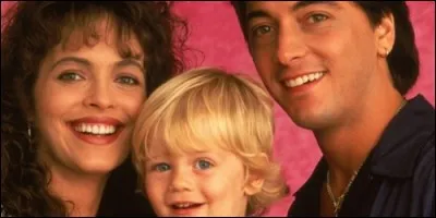 Comment s'appelle le garçon de Maggie dans "Ici Bébé" ?