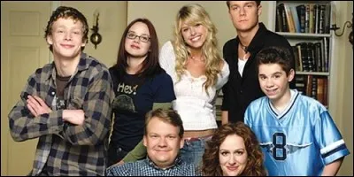 Dans "Les Quintuplés", la famille Chase se compose de Carole et Bob, les parents et leurs cinq enfants âgés de 15 ans. Leurs prénoms commencent par la lettre :