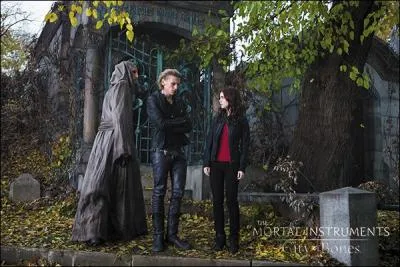 Pourquoi Clary va-t-elle voir les frres silencieux ?