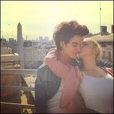 Angie va tre amoureuse d'un garon, comment s'appelle-t-il ?